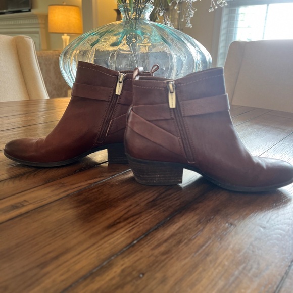 EC. Vince Camuto Peamer Booties - Picture 5 of 9